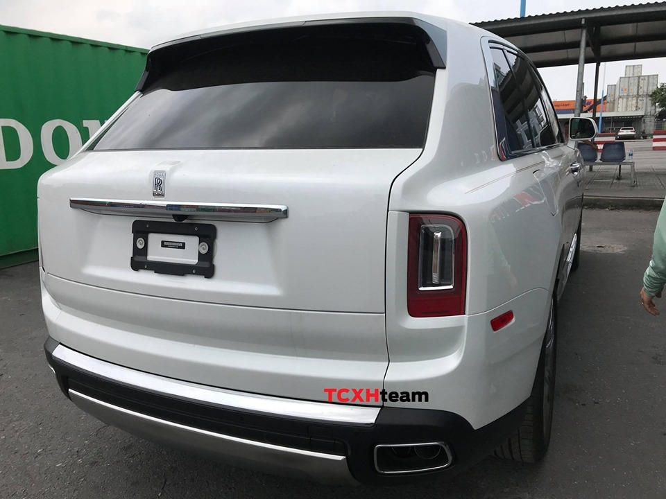 suv sieu sang rolls royce cullinan mau trang cap ben cang viet nam