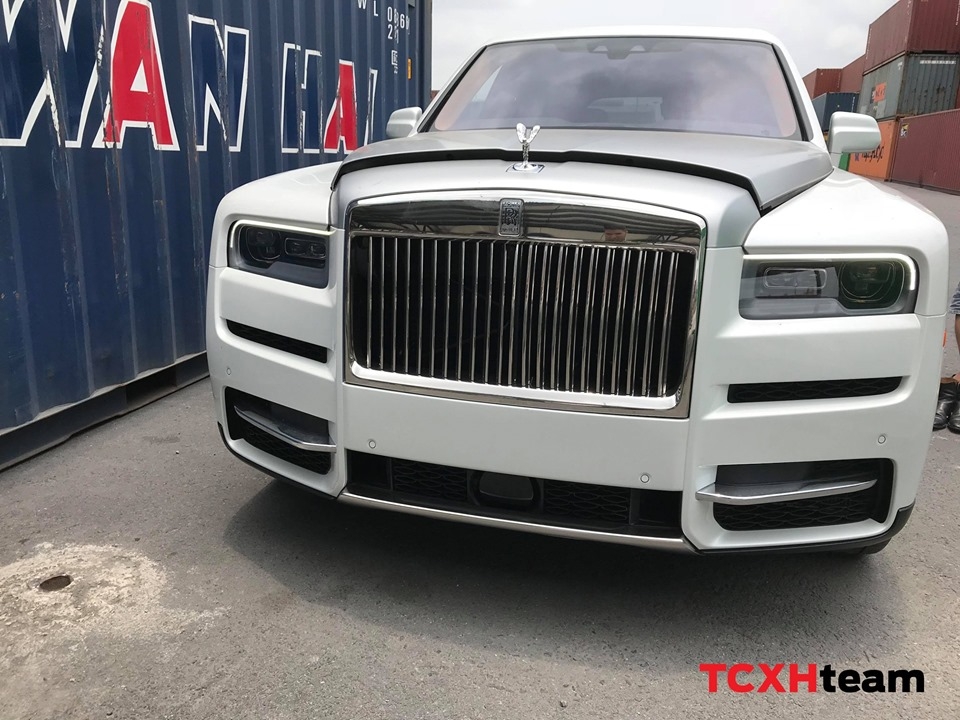 suv sieu sang rolls royce cullinan mau trang cap ben cang viet nam