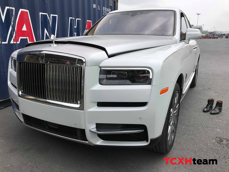 suv sieu sang rolls royce cullinan mau trang cap ben cang viet nam