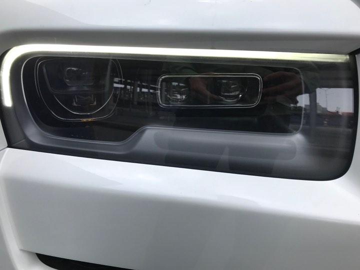 suv sieu sang rolls royce cullinan mau trang cap ben cang viet nam