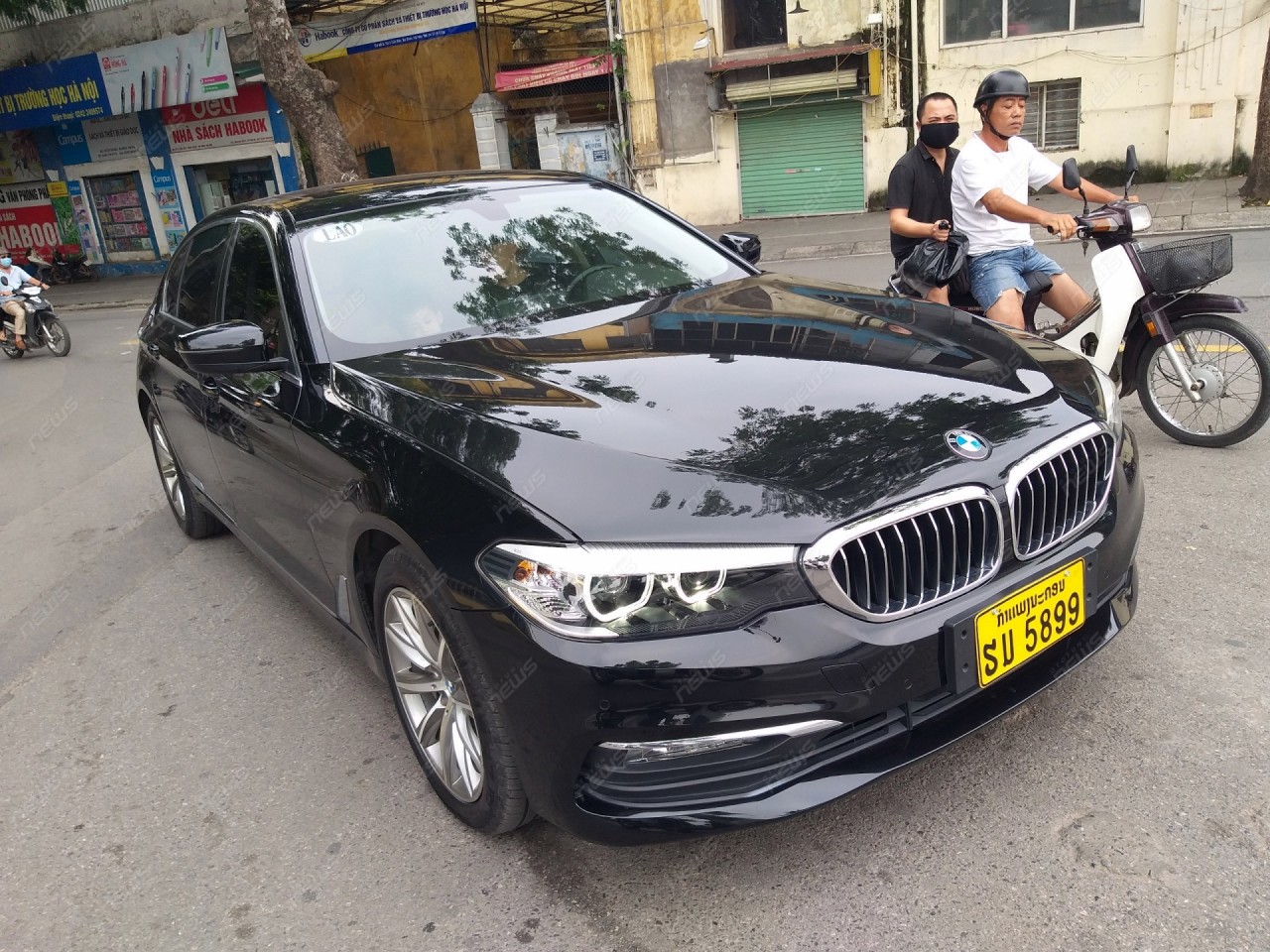 bat gap bmw 530li truc co so dai danh rieng thi truong trung quoc mang bien so lao tren duong pho viet nam
