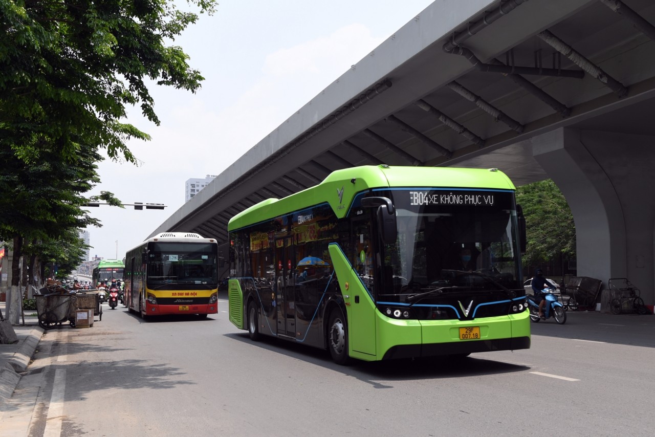 Xuất hiện xe buýt điện VinBus trên phố Hà Nội Xuất hiện xe buýt điện VinBus trên phố Hà Nội