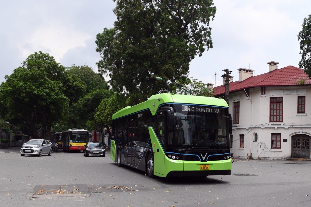Xuất hiện xe buýt điện VinBus trên phố Hà Nội Xuất hiện xe buýt điện VinBus trên phố Hà Nội