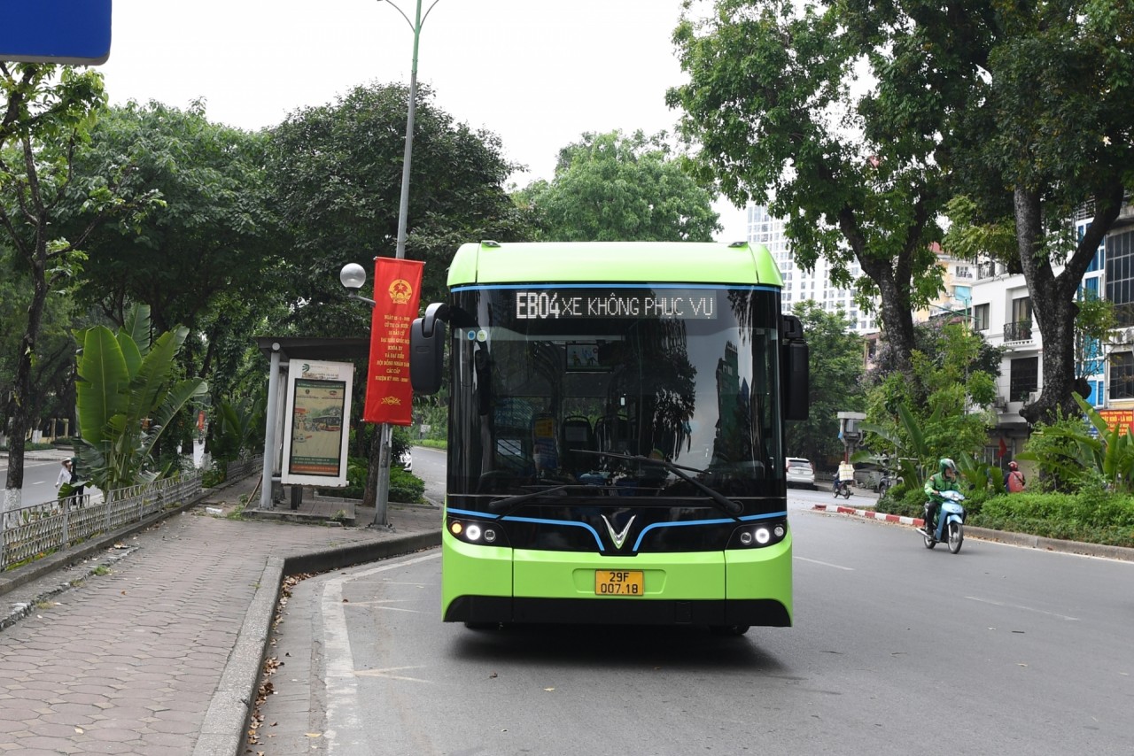 Xuất hiện xe buýt điện VinBus trên phố Hà Nội Xuất hiện xe buýt điện VinBus trên phố Hà Nội