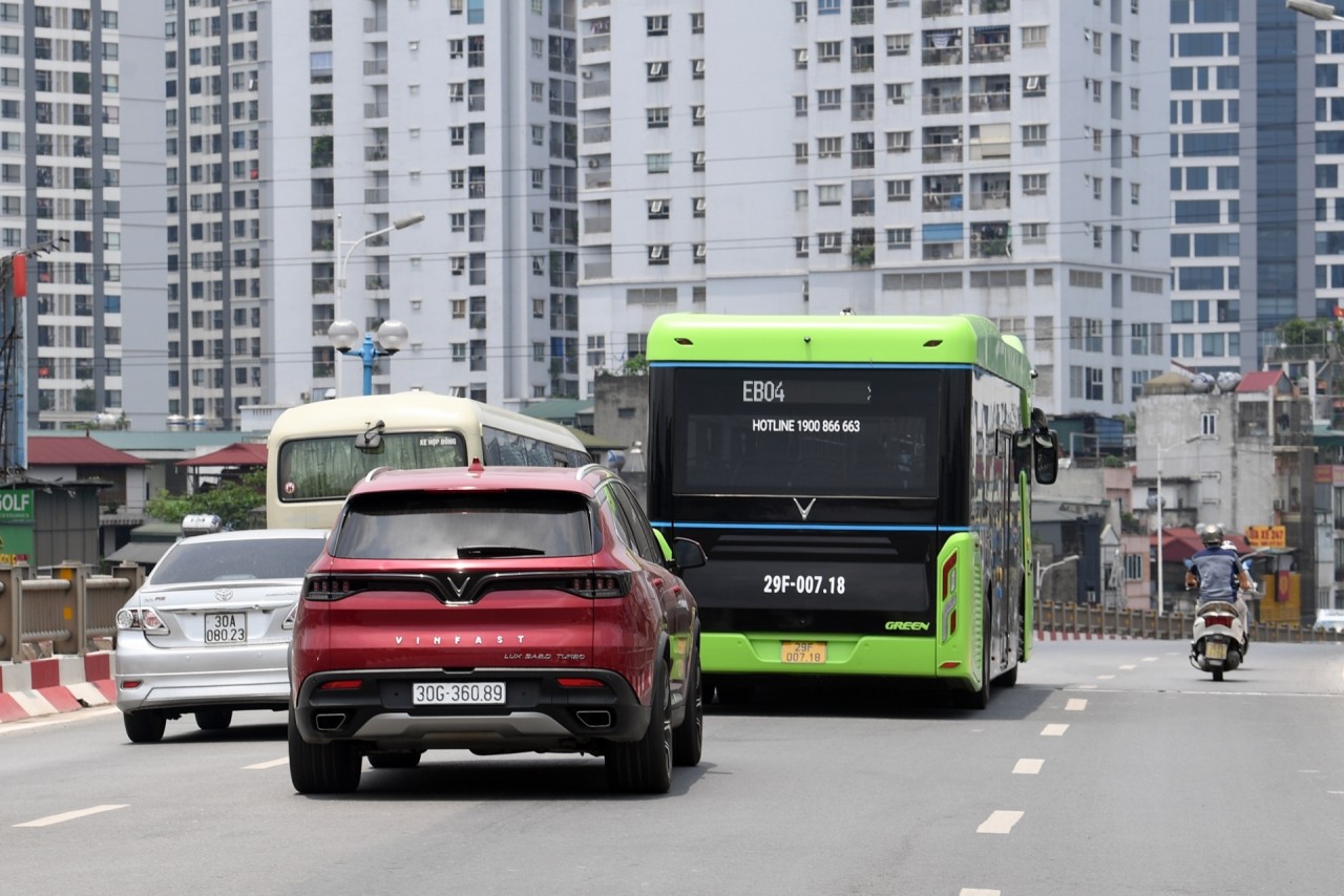 Xuất hiện xe buýt điện VinBus trên phố Hà Nội Xuất hiện xe buýt điện VinBus trên phố Hà Nội