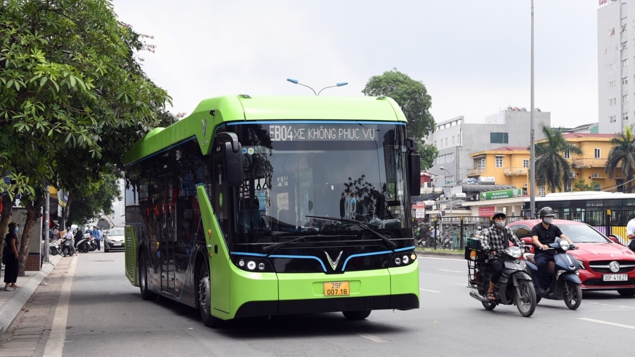 Xuất hiện xe buýt điện VinBus trên phố Hà Nội