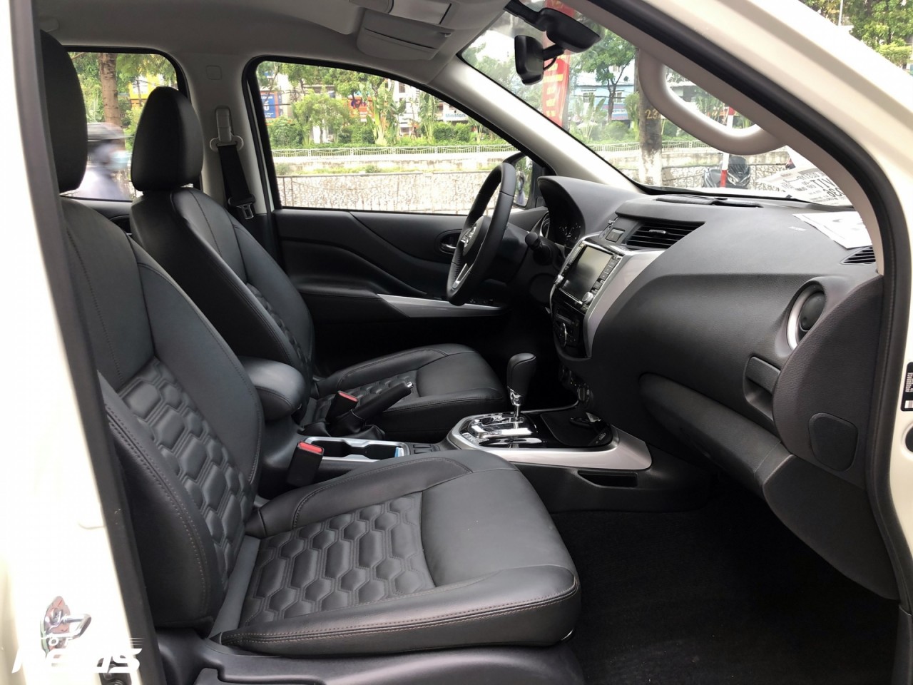 Hình thực tế Nissan Navara mới ra mắt ngoài đời thực Hình thực tế Nissan Navara mới ra mắt ngoài đời thực