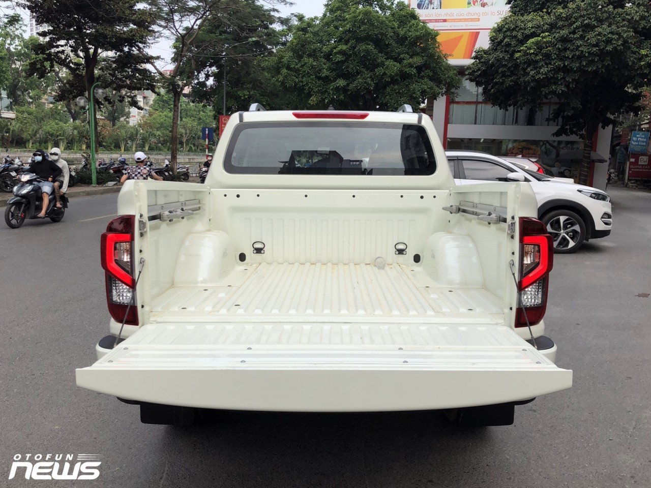Hình thực tế Nissan Navara mới ra mắt ngoài đời thực Hình thực tế Nissan Navara mới ra mắt ngoài đời thực