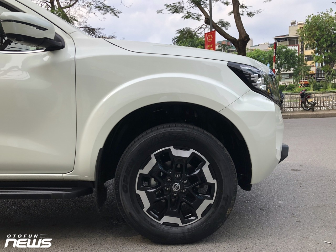Hình thực tế Nissan Navara mới ra mắt ngoài đời thực Hình thực tế Nissan Navara mới ra mắt ngoài đời thực