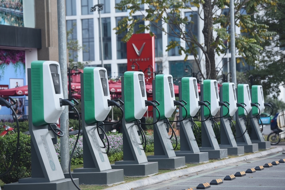 “VinFast gánh mọi rủi ro về pin để ô tô điện tiếp cận được số đông người dùng” “VinFast gánh mọi rủi ro về pin để ô tô điện tiếp cận được số đông người dùng”