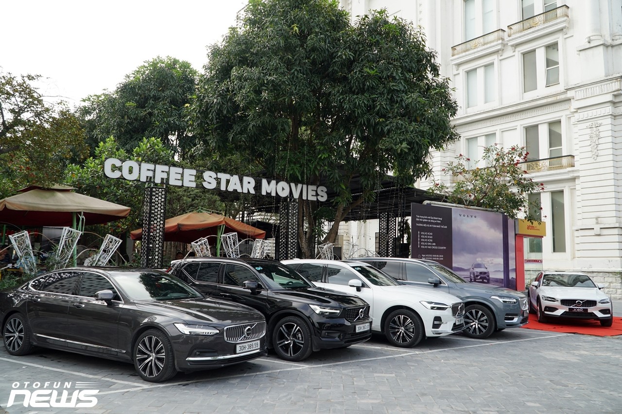 Khách hàng TP Vinh ấn tượng với khả năng vận hành của xe Volvo Khách hàng TP Vinh ấn tượng với khả năng vận hành của xe Volvo