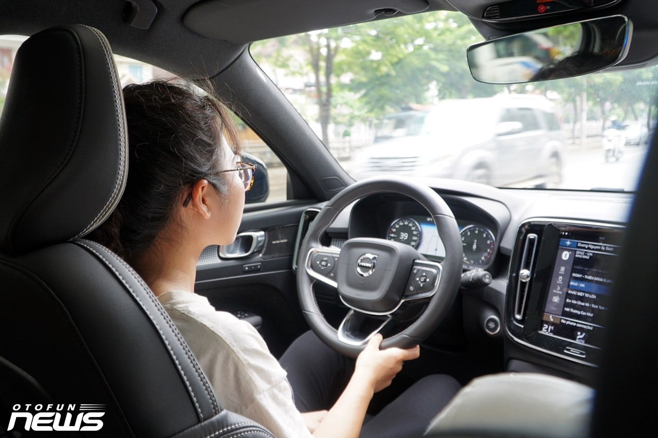 Khách hàng TP Vinh ấn tượng với khả năng vận hành của xe Volvo Khách hàng TP Vinh ấn tượng với khả năng vận hành của xe Volvo