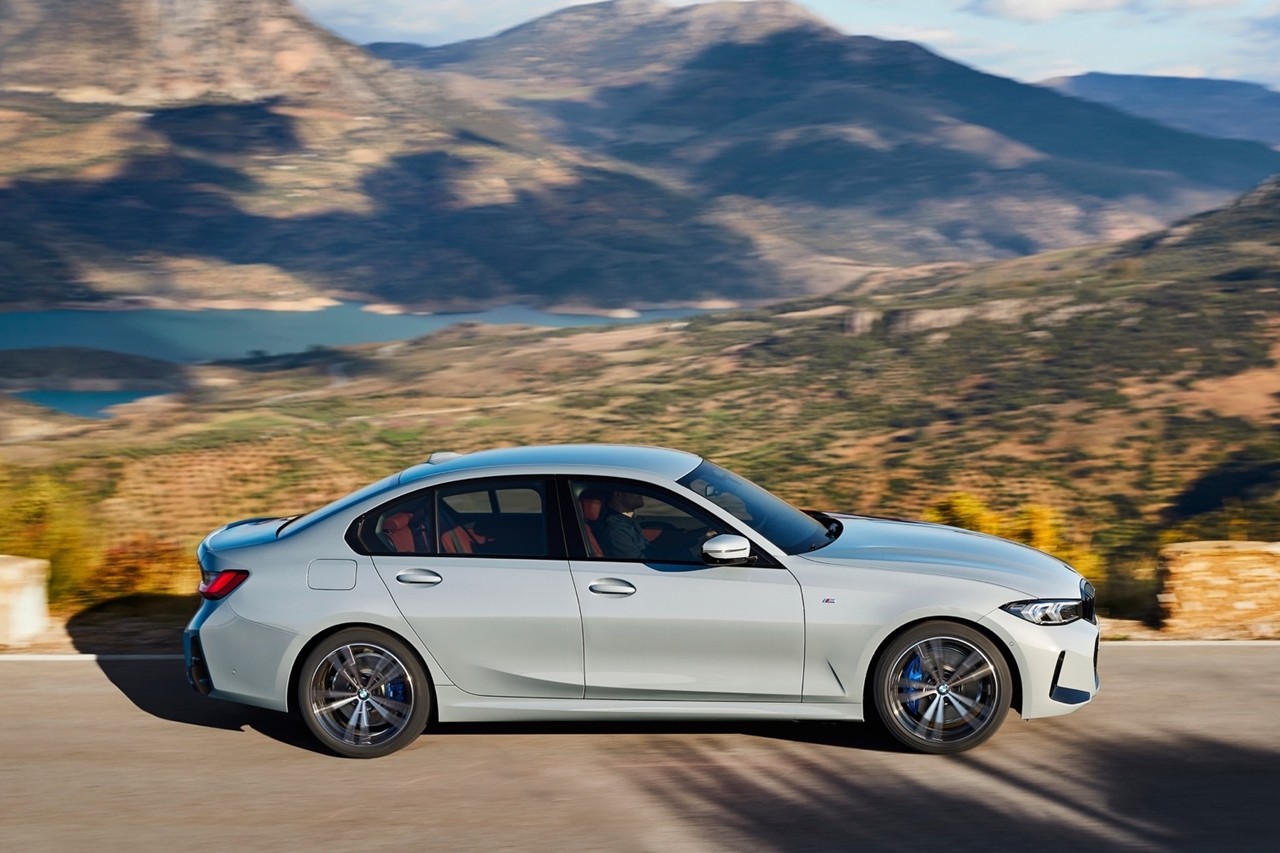 Ra mắt BMW 3-Series 2023: Động cơ giữ nguyên, màn hình cong liền mạch Ra mắt BMW 3 Series 2023: Động cơ giữ nguyên, màn hình cong liền mạch