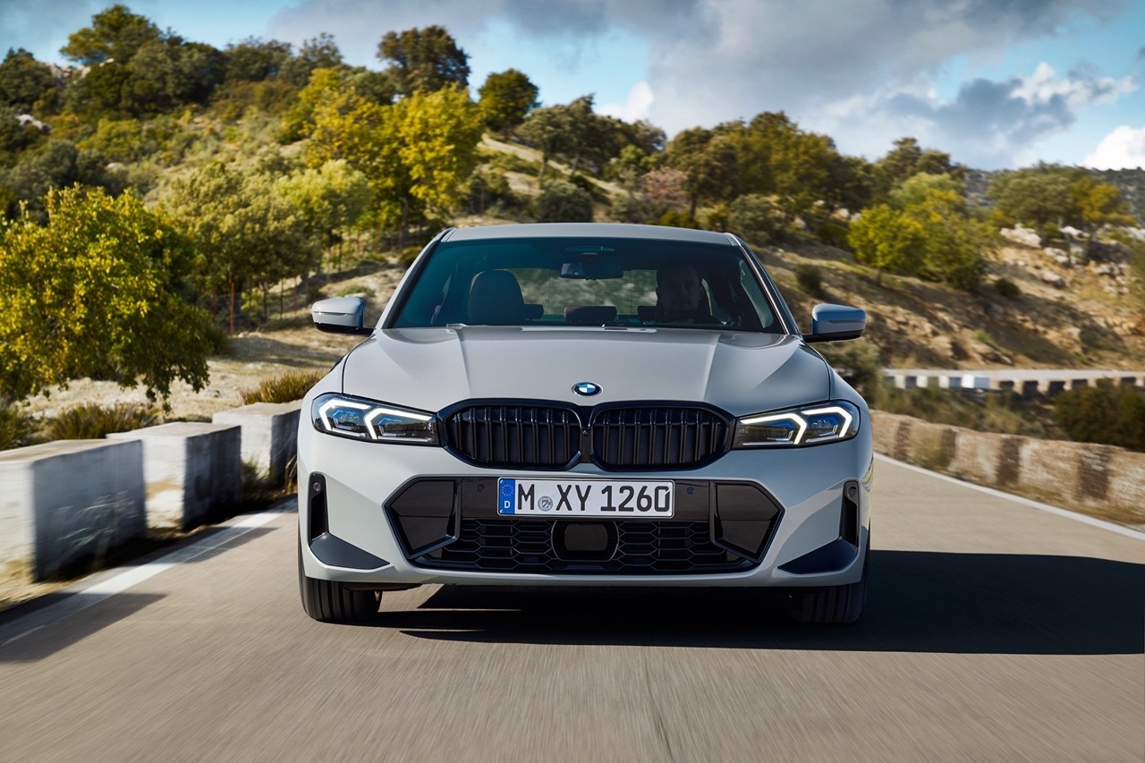 Ra mắt BMW 3-Series 2023: Động cơ giữ nguyên, màn hình cong liền mạch Ra mắt BMW 3 Series 2023: Động cơ giữ nguyên, màn hình cong liền mạch