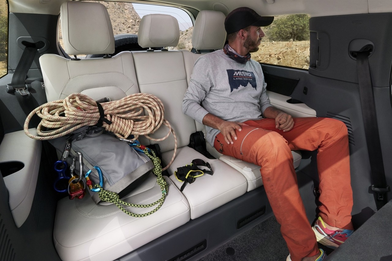 Land Rover giới thiệu Defender 130 thân xe kéo dài Land Rover giới thiệu Defender 130 thân xe kéo dài