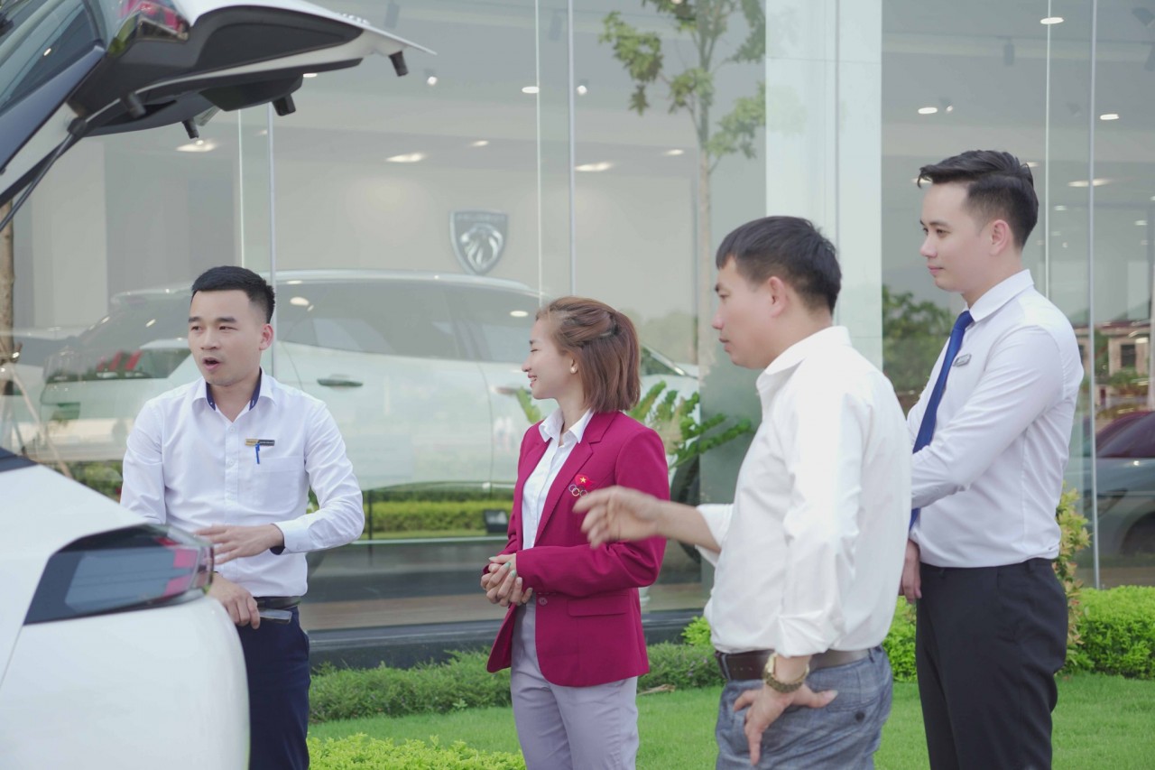 'Chân chạy vàng' Vũ Thị Oanh đến Thaco Bắc Giang xem Peugeot 2008 'Chân chạy vàng' Vũ Thị Oanh đến Thaco Bắc Giang xem Peugeot 2008