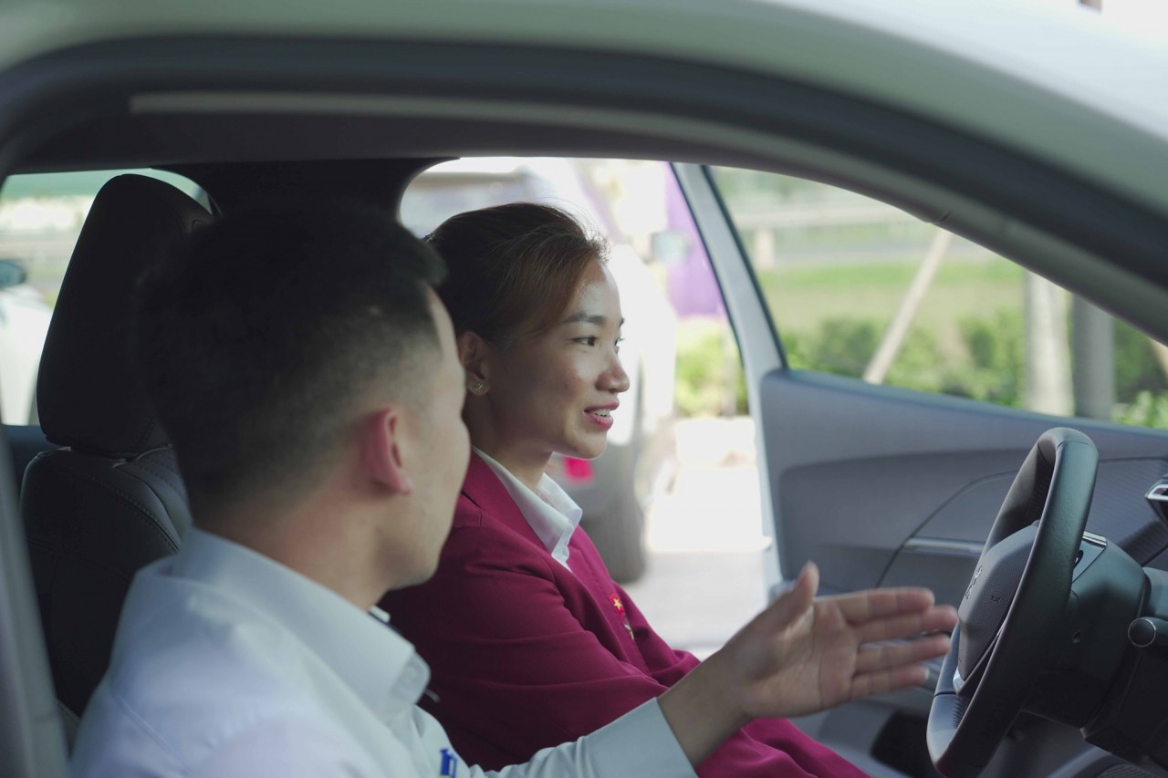 'Chân chạy vàng' Vũ Thị Oanh đến Thaco Bắc Giang xem Peugeot 2008 'Chân chạy vàng' Vũ Thị Oanh đến Thaco Bắc Giang xem Peugeot 2008