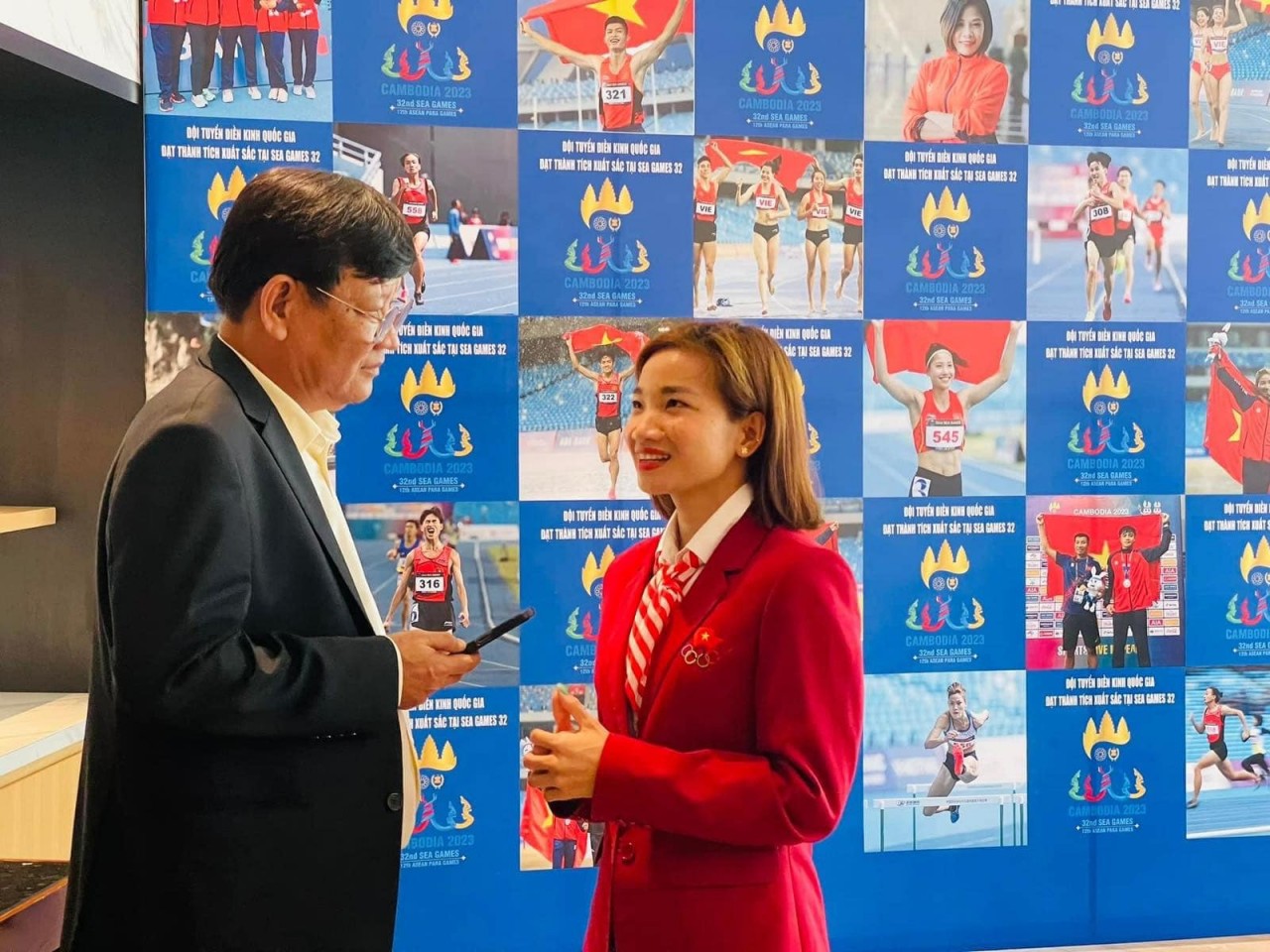 VĐV Nguyễn Thị Oanh đã có bằng lái, chọn xe màu đỏ vì gắn liền với dân tộc Việt Nam VĐV Nguyễn Thị Oanh đã có bằng lái, chọn xe màu đỏ vì gắn liền với dân tộc Việt Nam