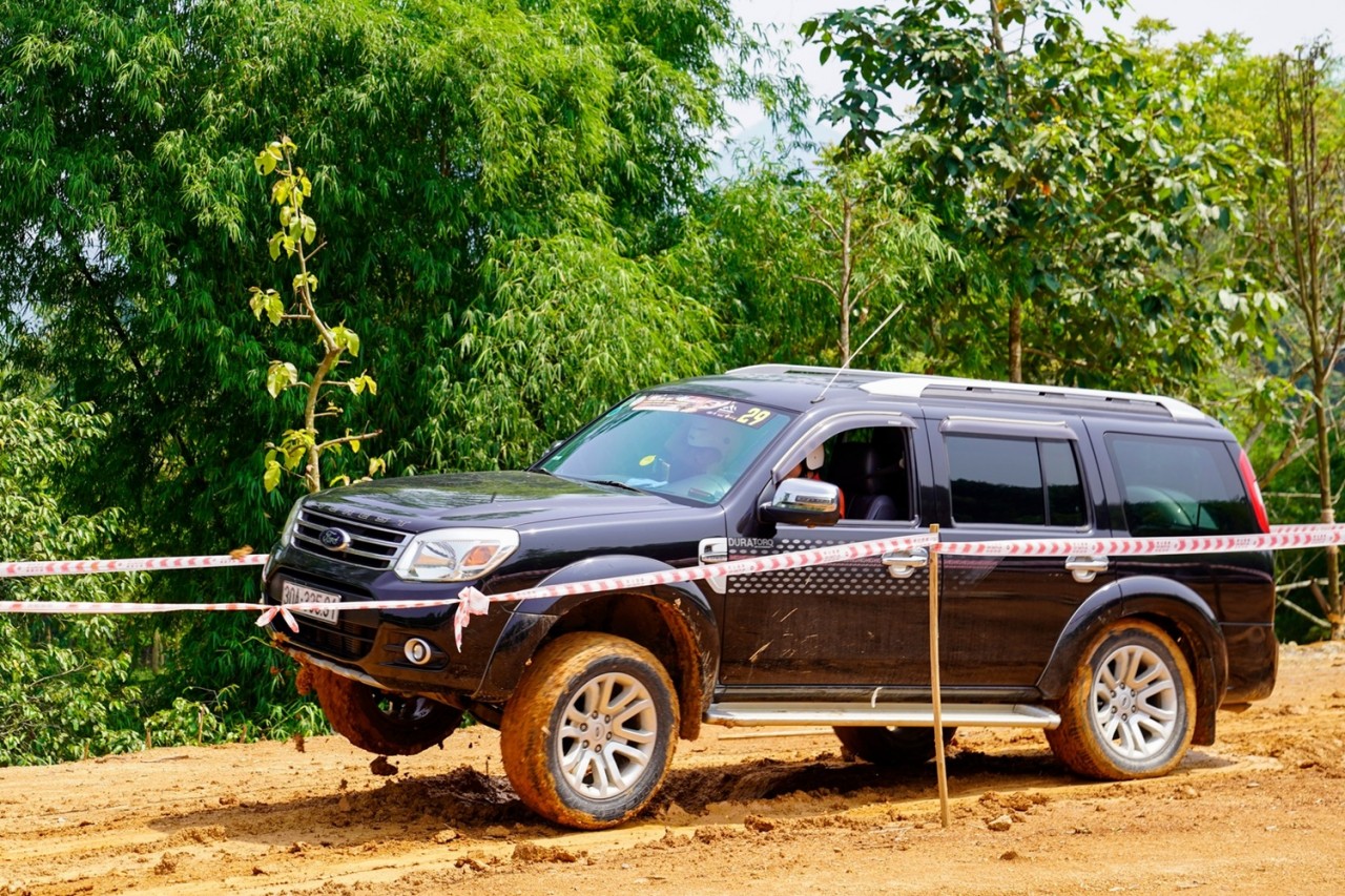 Sôi động ngày hội thi lái xe địa hình toàn Ford Everest Sôi động ngày hội thi lái xe địa hình toàn Ford Everest