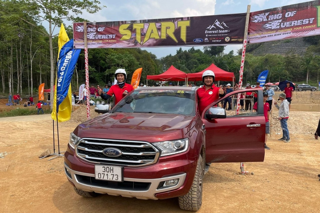 Sôi động ngày hội thi lái xe địa hình toàn Ford Everest Sôi động ngày hội thi lái xe địa hình toàn Ford Everest