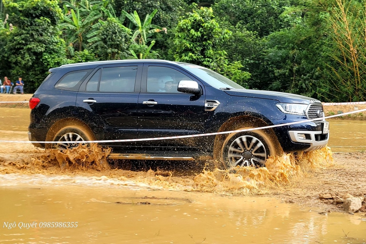 Sôi động ngày hội thi lái xe địa hình toàn Ford Everest Sôi động ngày hội thi lái xe địa hình toàn Ford Everest
