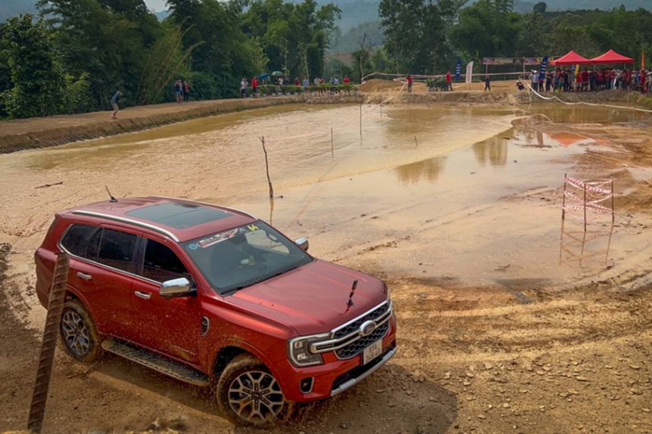 Sôi động ngày hội thi lái xe địa hình toàn Ford Everest Sôi động ngày hội thi lái xe địa hình toàn Ford Everest