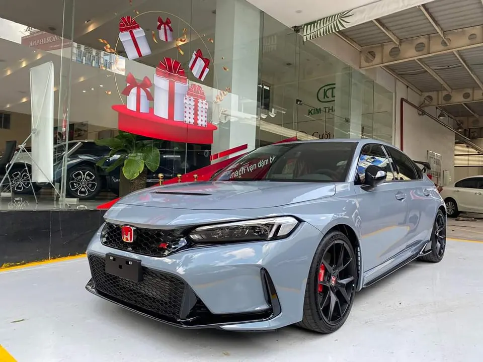Honda Civic Type R bản thương mại giá 2,4 tỷ đồng đầu tiên tại Việt Nam Honda Civic Type R bản thương mại giá 2,4 tỷ đồng đầu tiên tại Việt Nam