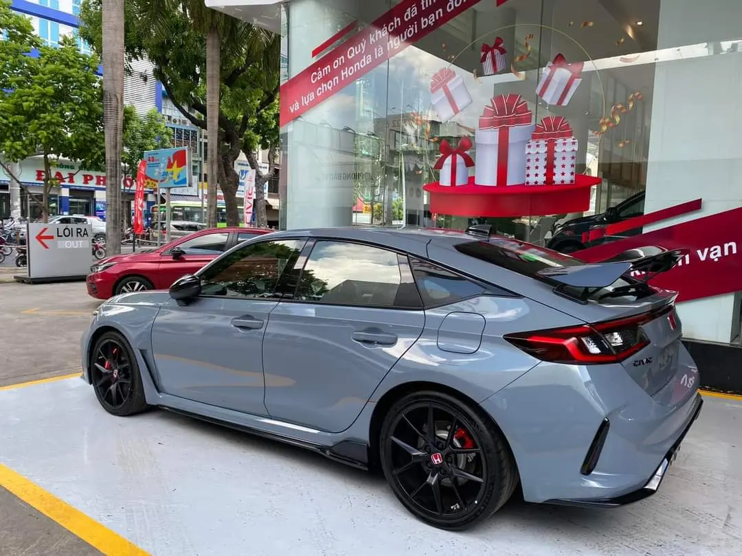 Honda Civic Type R bản thương mại giá 2,4 tỷ đồng đầu tiên tại Việt Nam Honda Civic Type R bản thương mại giá 2,4 tỷ đồng đầu tiên tại Việt Nam