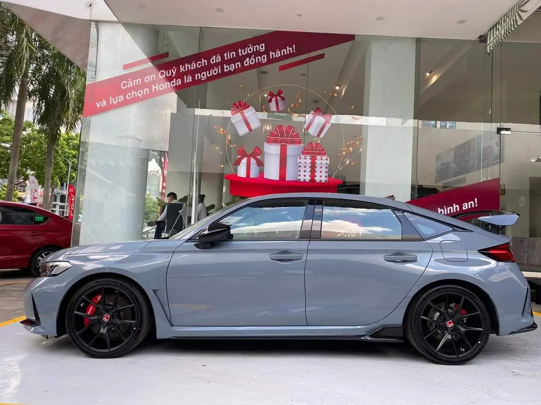 Honda Civic Type R bản thương mại giá 2,4 tỷ đồng đầu tiên tại Việt Nam Honda Civic Type R bản thương mại giá 2,4 tỷ đồng đầu tiên tại Việt Nam