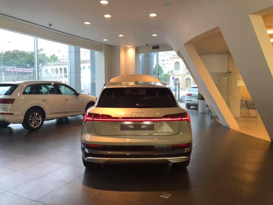 Xuất hiện SUV điện e-tron tại showroom Audi Việt Nam, thiếu gương chiếu hậu "thực tế ảo" xe dien hoan toan audi e tron quattro bat ngo ve nuoc