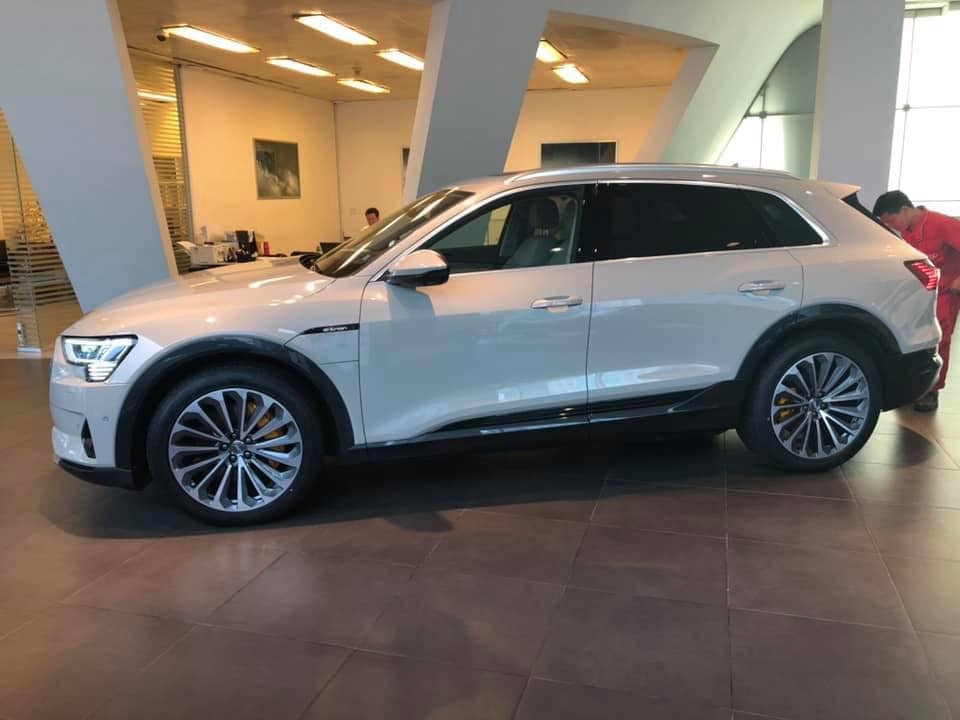 Xuất hiện SUV điện e-tron tại showroom Audi Việt Nam, thiếu gương chiếu hậu "thực tế ảo" xe dien hoan toan audi e tron quattro bat ngo ve nuoc