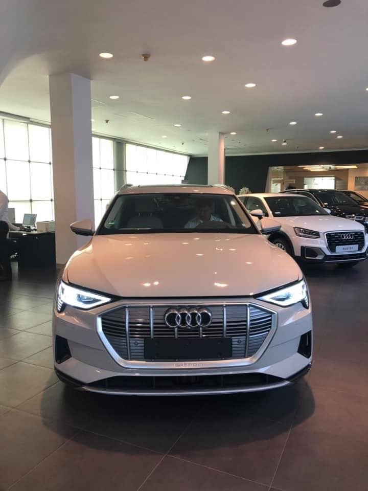 Xuất hiện SUV điện e-tron tại showroom Audi Việt Nam, thiếu gương chiếu hậu "thực tế ảo" xe dien hoan toan audi e tron quattro bat ngo ve nuoc