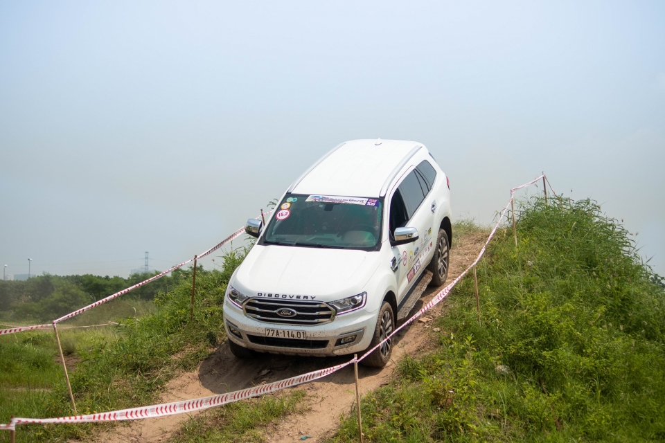 da i gia di nh ford everest team qua y tung bu ng trong buo i off road da u tien