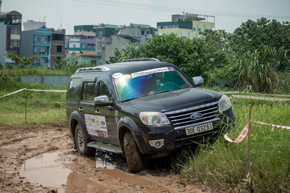 da i gia di nh ford everest team qua y tung bu ng trong buo i off road da u tien
