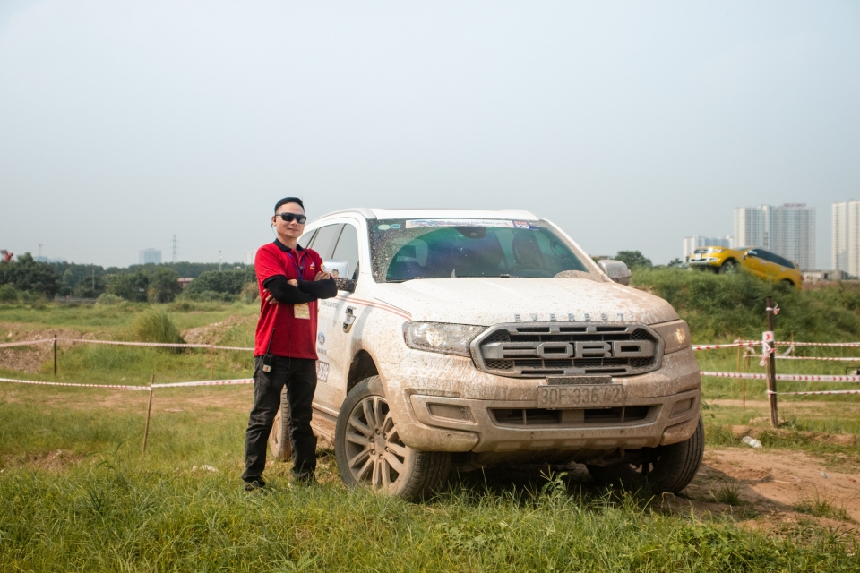 da i gia di nh ford everest team qua y tung bu ng trong buo i off road da u tien
