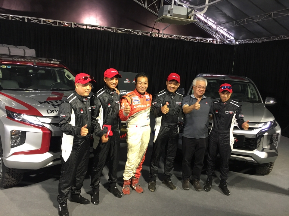 Mitsubishi Việt Nam tặng 2 xe cho đội đua Racing Aka mitsubishi ra mat doi dua chuyen nghiep dau tien