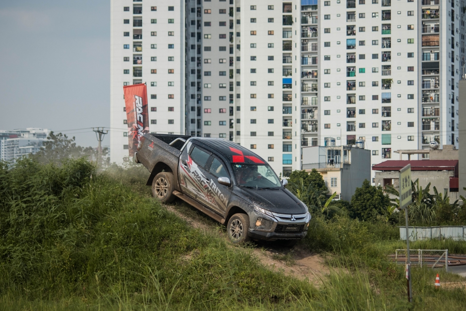 Mitsubishi Việt Nam tặng 2 xe cho đội đua Racing Aka mitsubishi ra mat doi dua chuyen nghiep dau tien