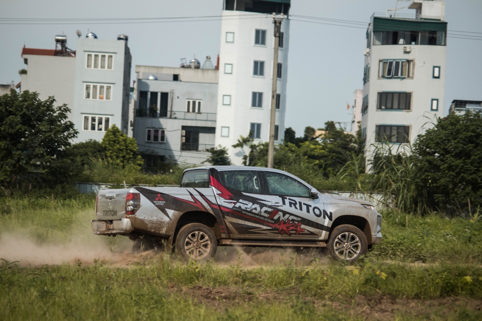 Mitsubishi Việt Nam tặng 2 xe cho đội đua Racing Aka mitsubishi ra mat doi dua chuyen nghiep dau tien