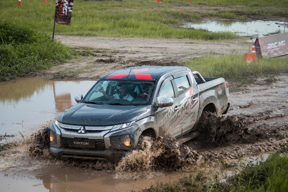 Mitsubishi Việt Nam tặng 2 xe cho đội đua Racing Aka mitsubishi ra mat doi dua chuyen nghiep dau tien