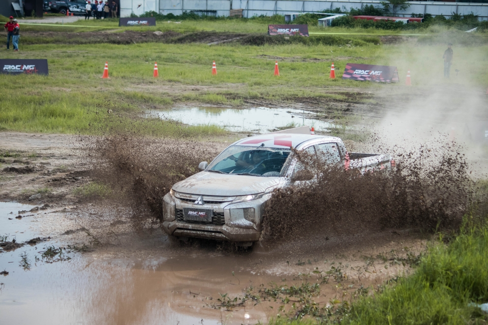 Mitsubishi Việt Nam tặng 2 xe cho đội đua Racing Aka mitsubishi ra mat doi dua chuyen nghiep dau tien
