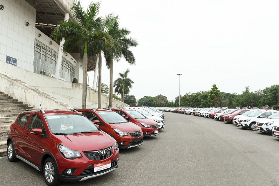650 xe Fadil đến tay khách hàng trên cả nước trong lễ giao xe của VinFast 650 xe vinfast fadil duoc giao den khach hang hom nay