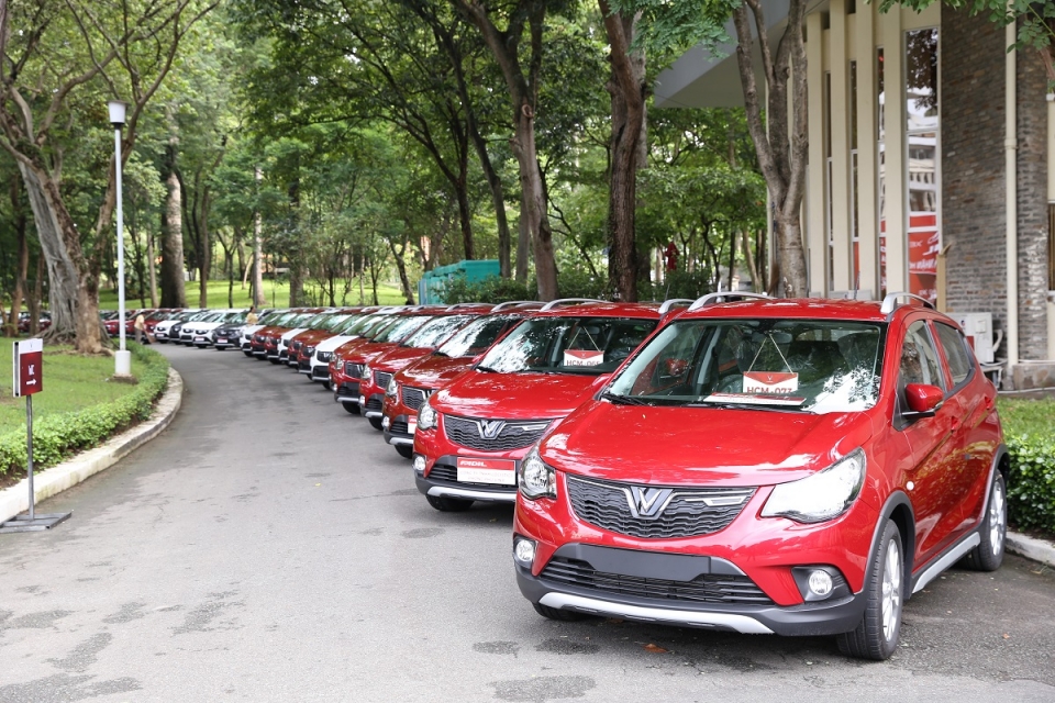 650 xe Fadil đến tay khách hàng trên cả nước trong lễ giao xe của VinFast 650 xe vinfast fadil duoc giao den khach hang hom nay