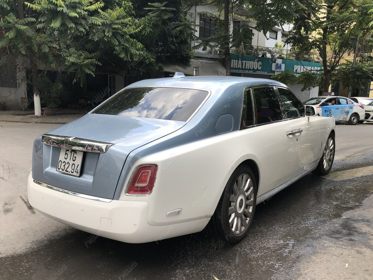 sieu sedan rolls royce phantom 8 thu hai nhap khau tu lao tren pho ha noi