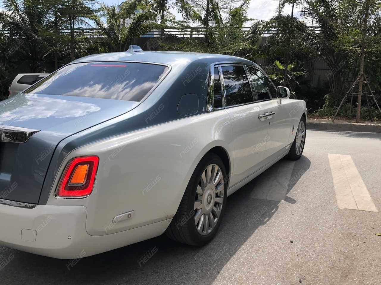 sieu sedan rolls royce phantom 8 thu hai nhap khau tu lao tren pho ha noi