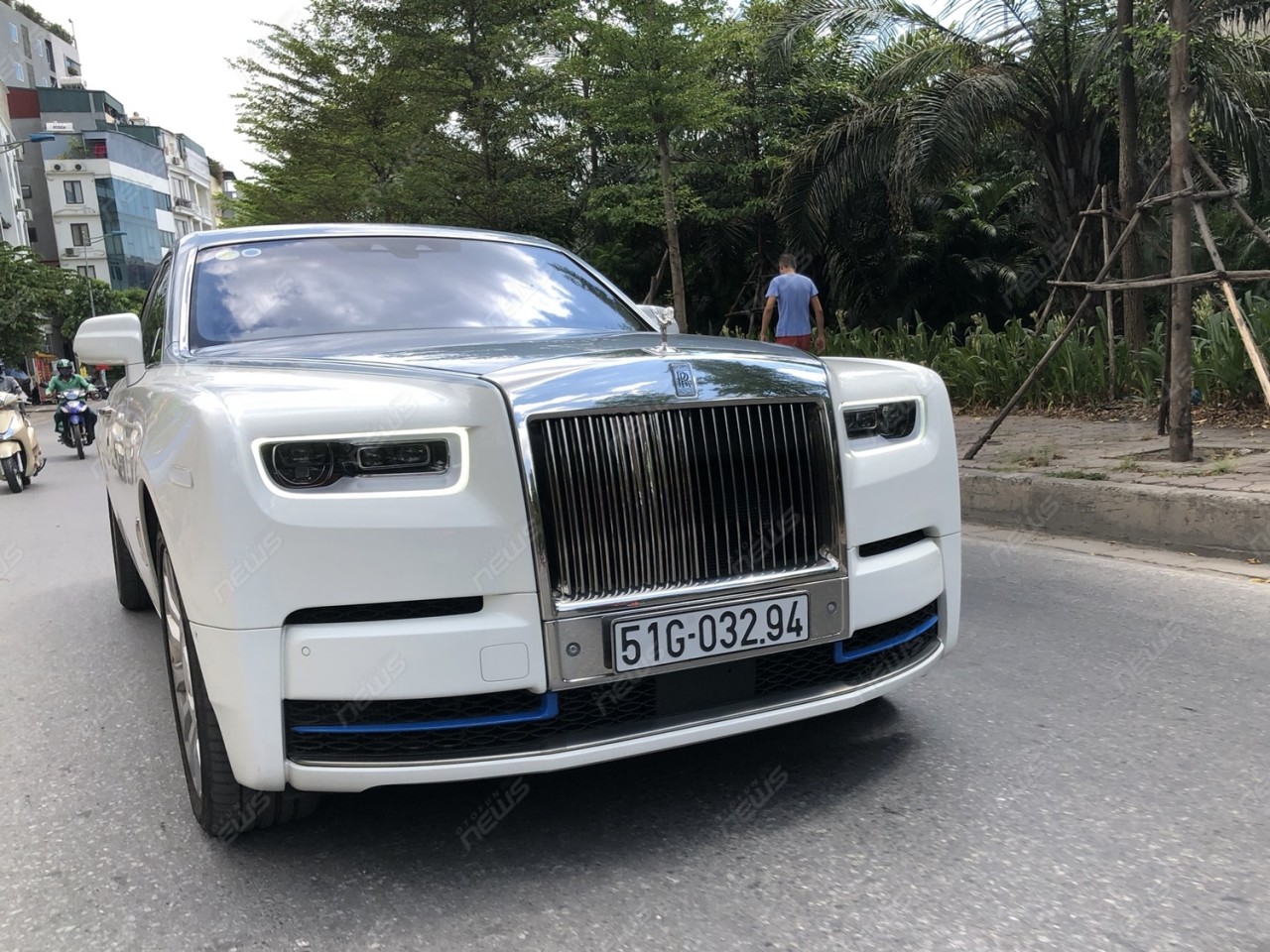 sieu sedan rolls royce phantom 8 thu hai nhap khau tu lao tren pho ha noi