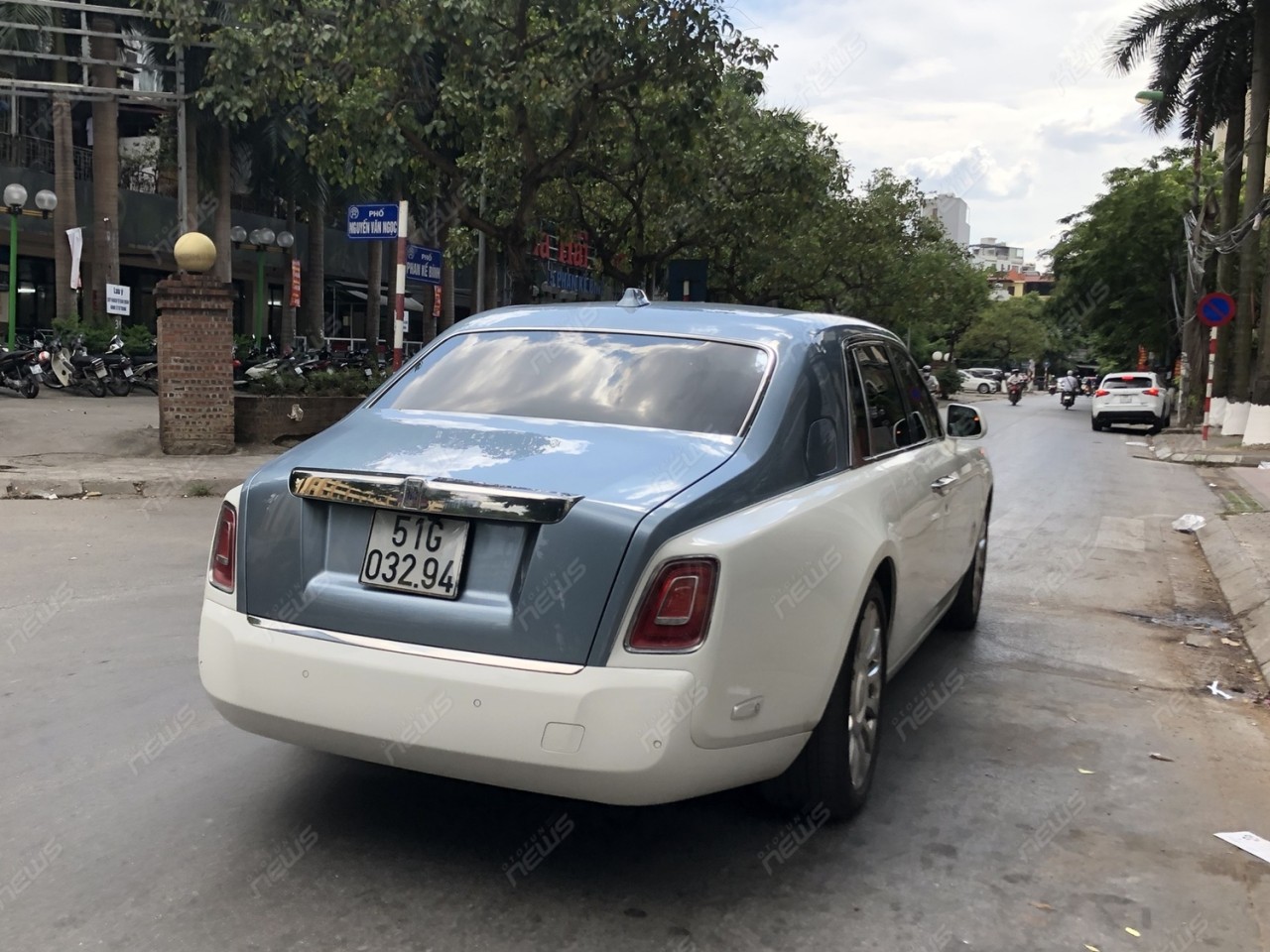 sieu sedan rolls royce phantom 8 thu hai nhap khau tu lao tren pho ha noi