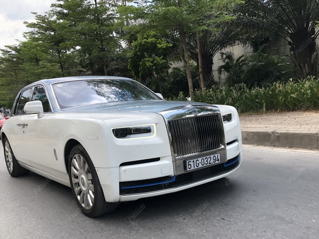 sieu sedan rolls royce phantom 8 thu hai nhap khau tu lao tren pho ha noi