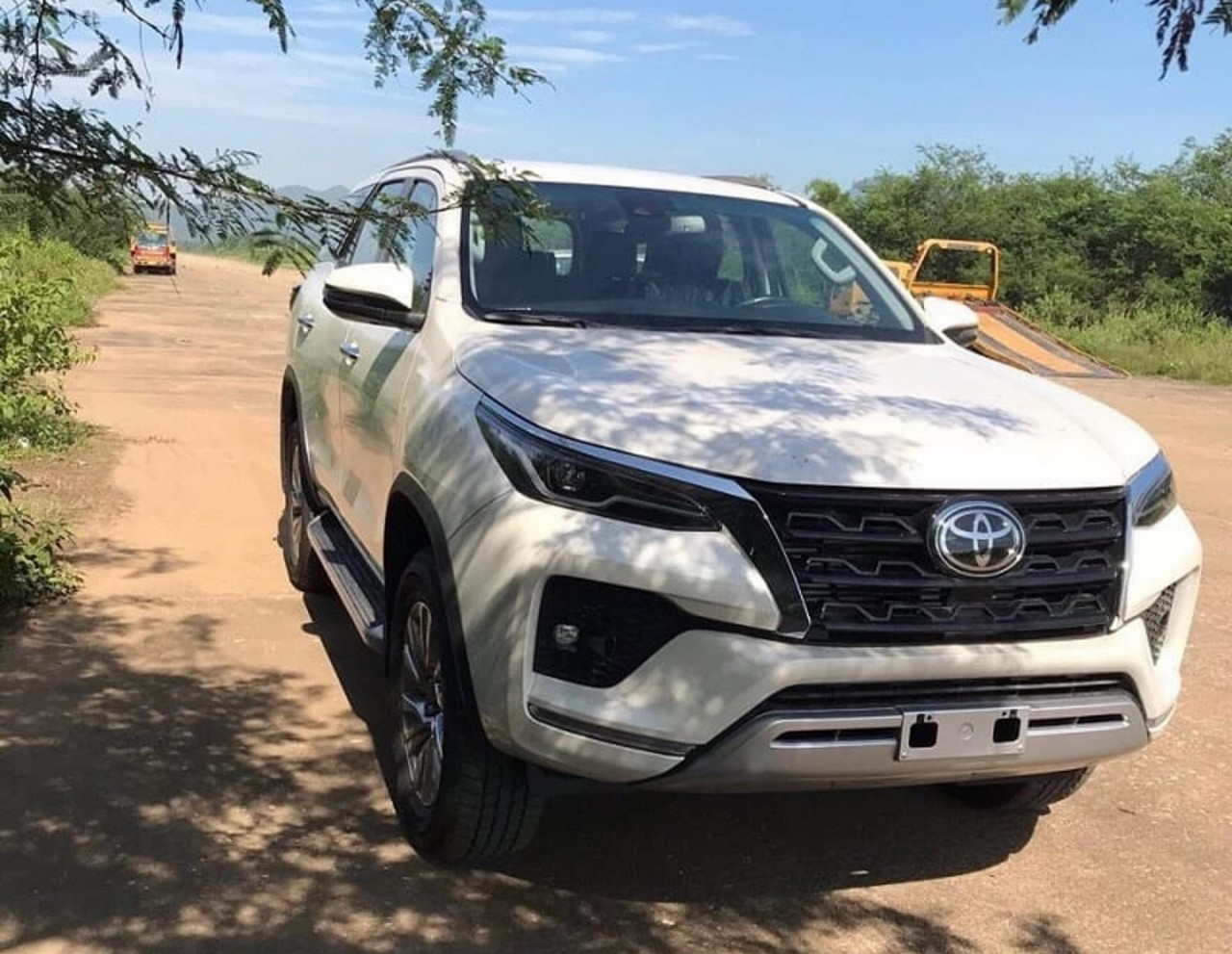 Vừa ra mắt hồi đầu tháng, Toyota Fortuner mới đã có mặt tại Việt Nam vua ra mat hoi dau thang toyota fortuner moi da co mat tai viet nam