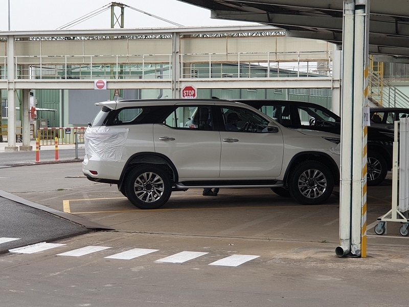 Vừa ra mắt hồi đầu tháng, Toyota Fortuner mới đã có mặt tại Việt Nam vua ra mat hoi dau thang toyota fortuner moi da co mat tai viet nam