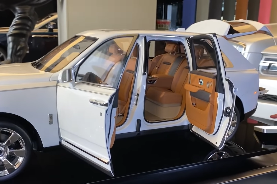 Xe mô hình siêu sang Rolls-Royce Cullinan giá gần 1 tỷ đồng Xe mô hình siêu sang Rolls Royce Cullinan giá gần 1 tỷ đồng